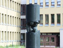 Eingang Gebäude 10, dem Lehrsaalgebäude Schule ABC-Abwehr und Gesetzliche Schutzaufgaben in Sonthofen. Foto: Hofmann/Bundeswehr
