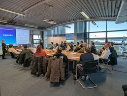 Im großen Panorama-Besprechungsraum bei Thales Wilhelmshaven wurden den Soldatinnen und Soldaten die Berufsperspektiven in dem Unternehmen aufgezeigt. Foto: BfD