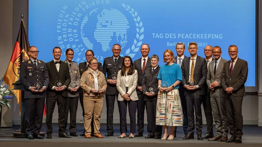 Zivile Expertinnen und Experten, Soldatinnen und Soldaten der Bundeswehr sowie Polizistinnen und Polizisten wurden am 12. nationalen Tag des Peacekeeping in Berlin geehrt. Foto: Bundeswehr/Christoph Kassette